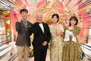 テレビ番組『新婚さんいらっしゃい!』のスタジオで、司会の藤井隆(左)と井上咲楽(右)、ゲストの30歳差夫婦(中央2人)が笑顔でポーズをとっている。