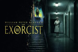 暗闇に浮かぶ『エクソシストIII』のタイトルと階段上に立つ男の姿を左側に配置し、右側には病院の長い廊下でハサミを持つ不気味な看護師が立つ、冷たい青緑の光が支配するホラー映画コラボビジュアル